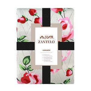 Dormitorio decorado con edredón Zantelo de diseño floral en tonos rojos y rosas sobre fondo blanco. Este edredón de doble vista combina estilo y funcionalidad, ofreciendo un acabado termo sellado que evita deshilachados. Fabricado en 100% poliéster, es ligero, resistente y de fácil mantenimiento. Ideal para dar un toque fresco y elegante a cualquier habitación